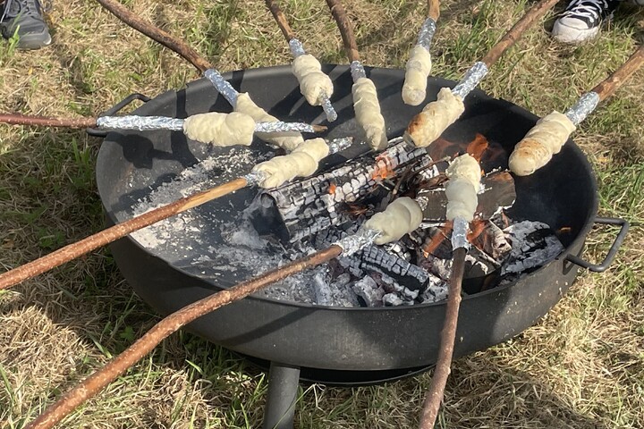 10 Stockbrote über dem Feuer